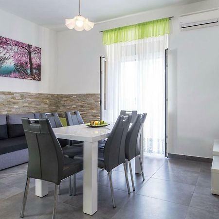 Apartment Stefania On The Beach Koromačno Екстериор снимка