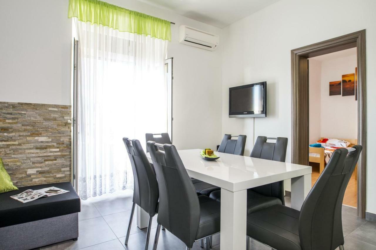Apartment Stefania On The Beach Koromačno Екстериор снимка