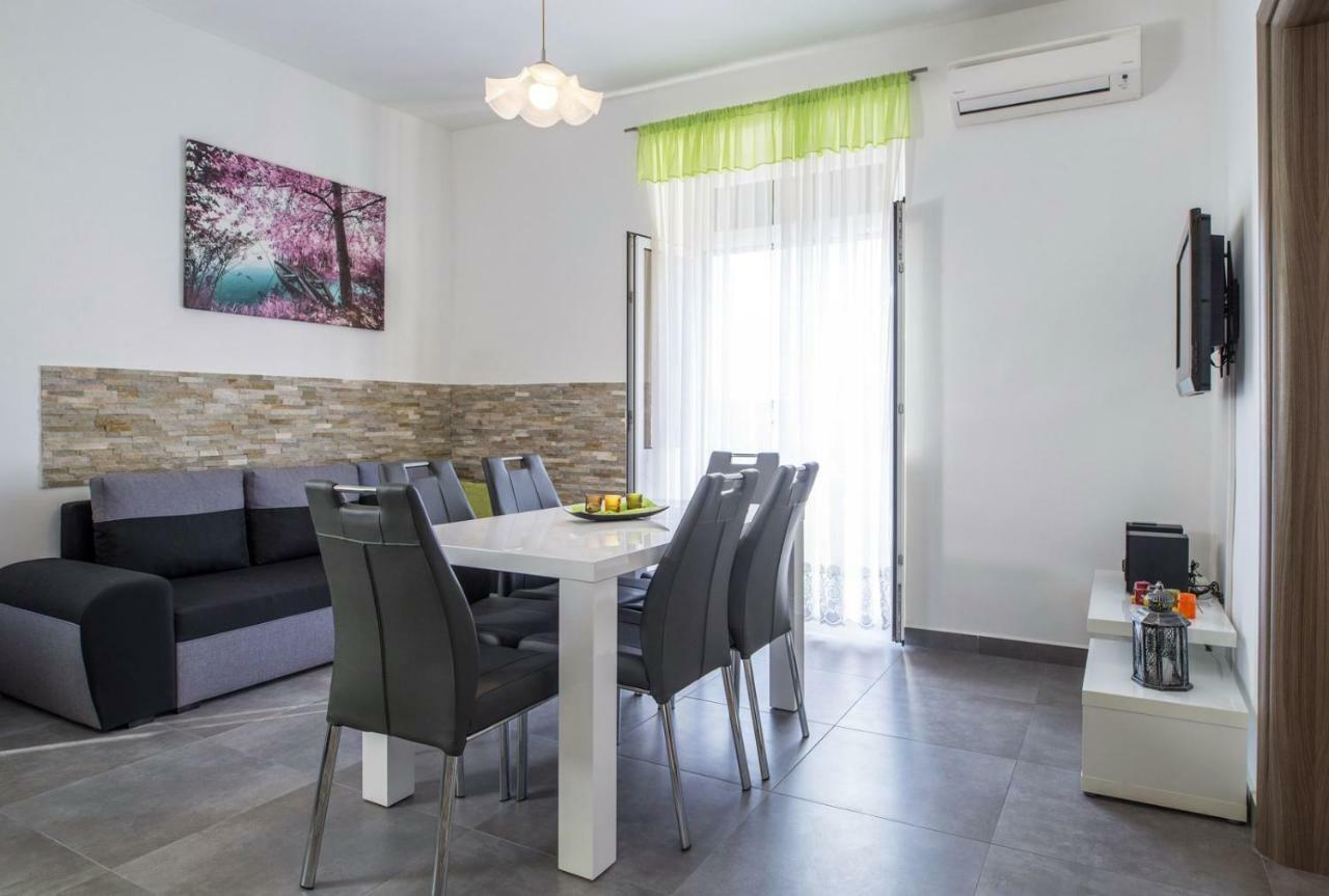 Apartment Stefania On The Beach Koromačno Екстериор снимка