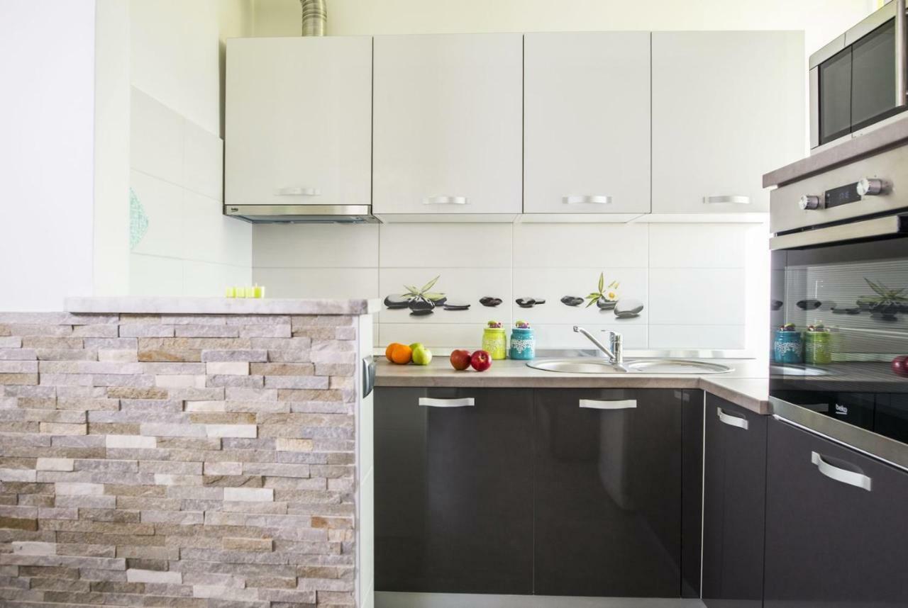 Apartment Stefania On The Beach Koromačno Екстериор снимка