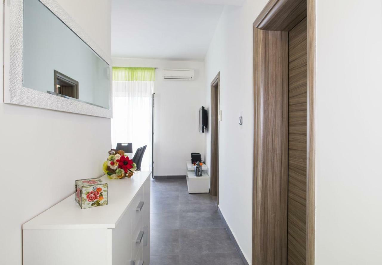 Apartment Stefania On The Beach Koromačno Екстериор снимка